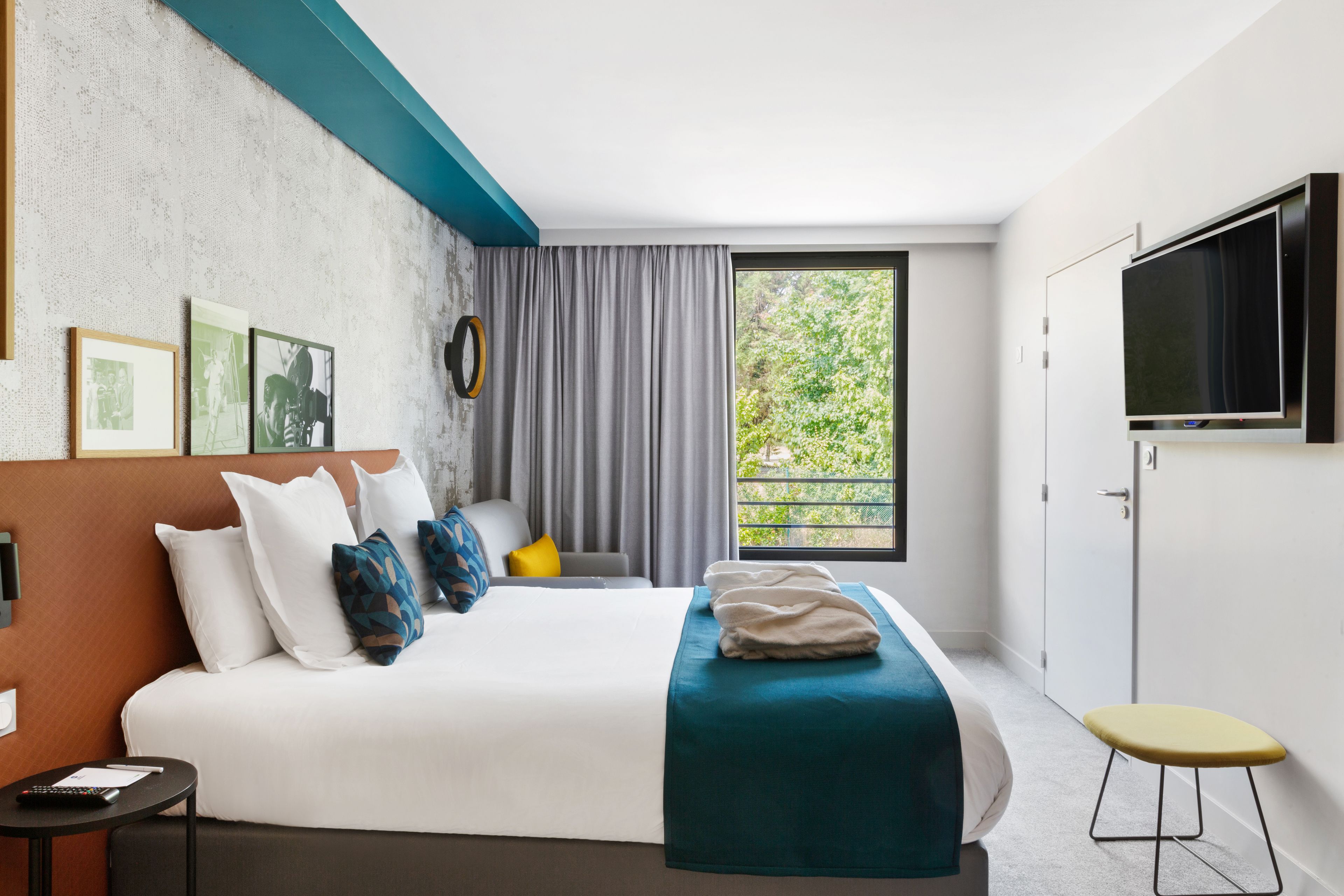 standard room, 1 queen bed, non smoking (with sofabed) | premium bedding, in-room safe, individually furnished, desk