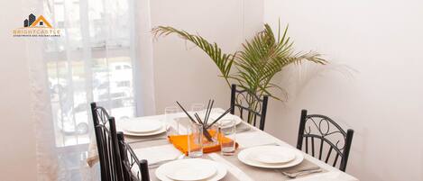 Apartment, 2 Bedrooms | In-room dining