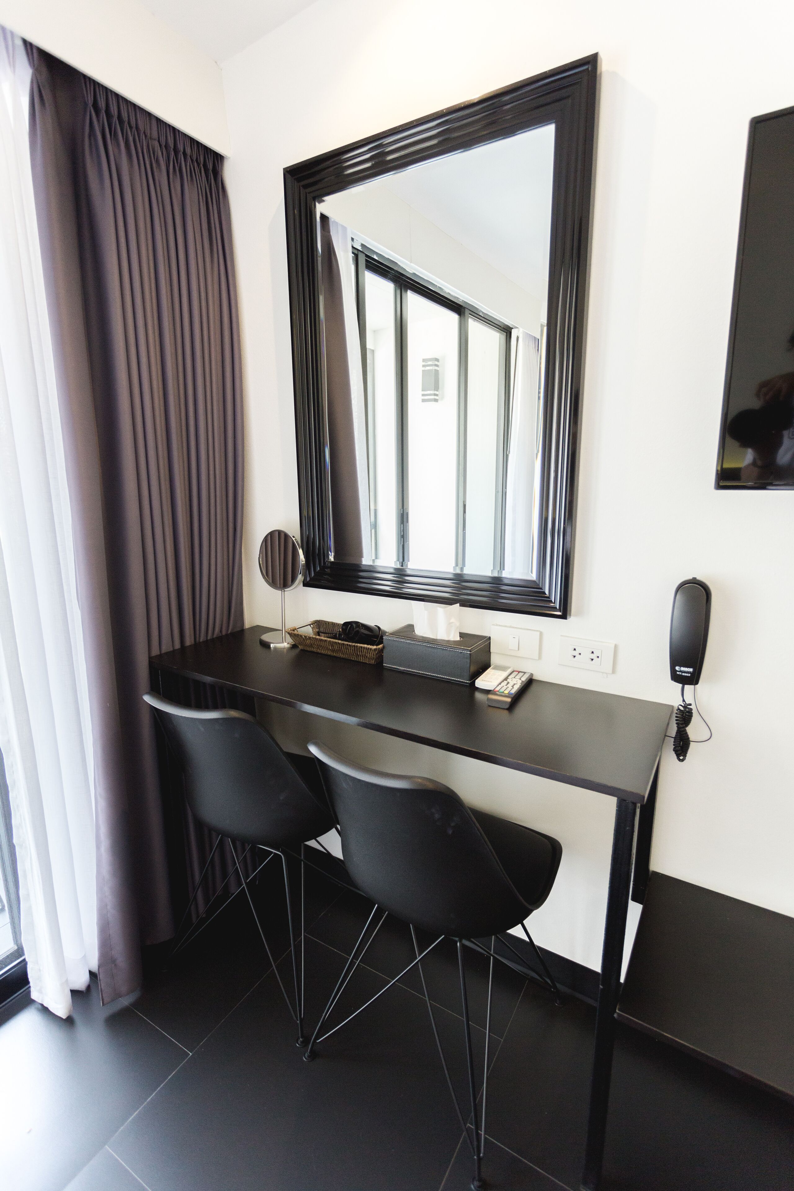 standard twin room | 1 bedroom, free minibar, in-room safe, desk