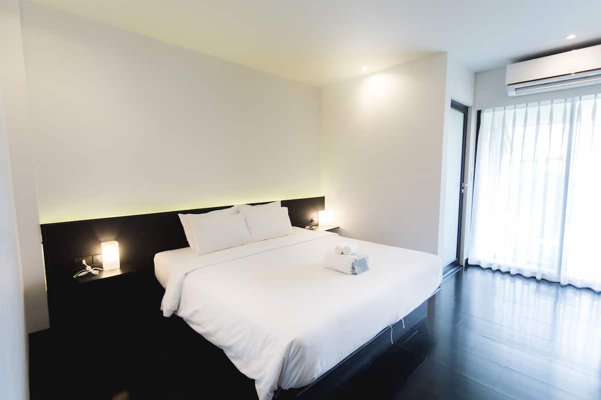 Habitación estándar doble | Minibar con artículos gratuitos, caja fuerte, escritorio