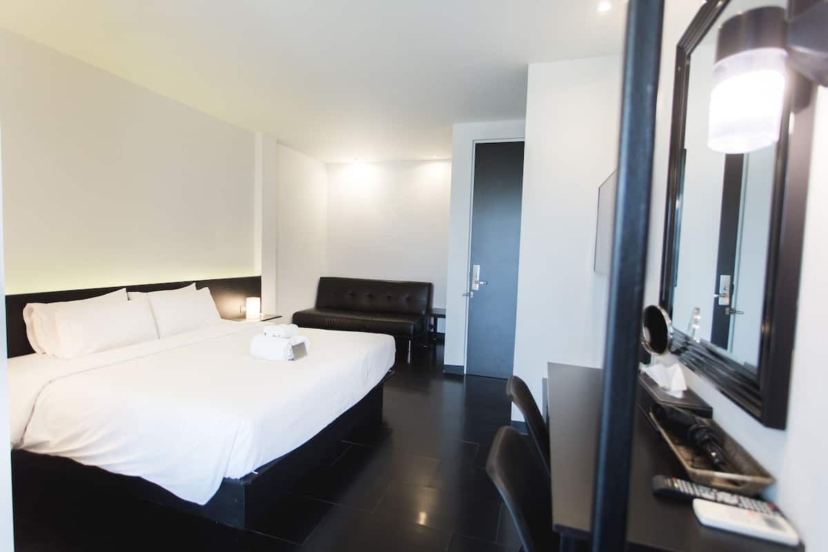 Standard King Room with Sofa Bed | 무료 미니바, 객실 내 금고, 책상, 암막 커튼