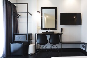 Kahden hengen standard-huone | Ilmaiset minibaarituotteet, tallelokero huoneessa, työpöytä