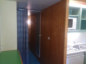 Frigorífic, microones, placa de cuina i rentaplats