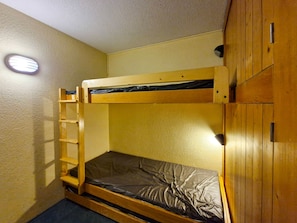 A bunk bed with a ladder, a small shelf, and a wooden wardrobe. - Studio for 5 people ski-in/ski-out in Charvet, Arc 1800 (Les Arcs 1800)