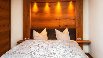 Hypo-allergenic bedding, desk, free WiFi