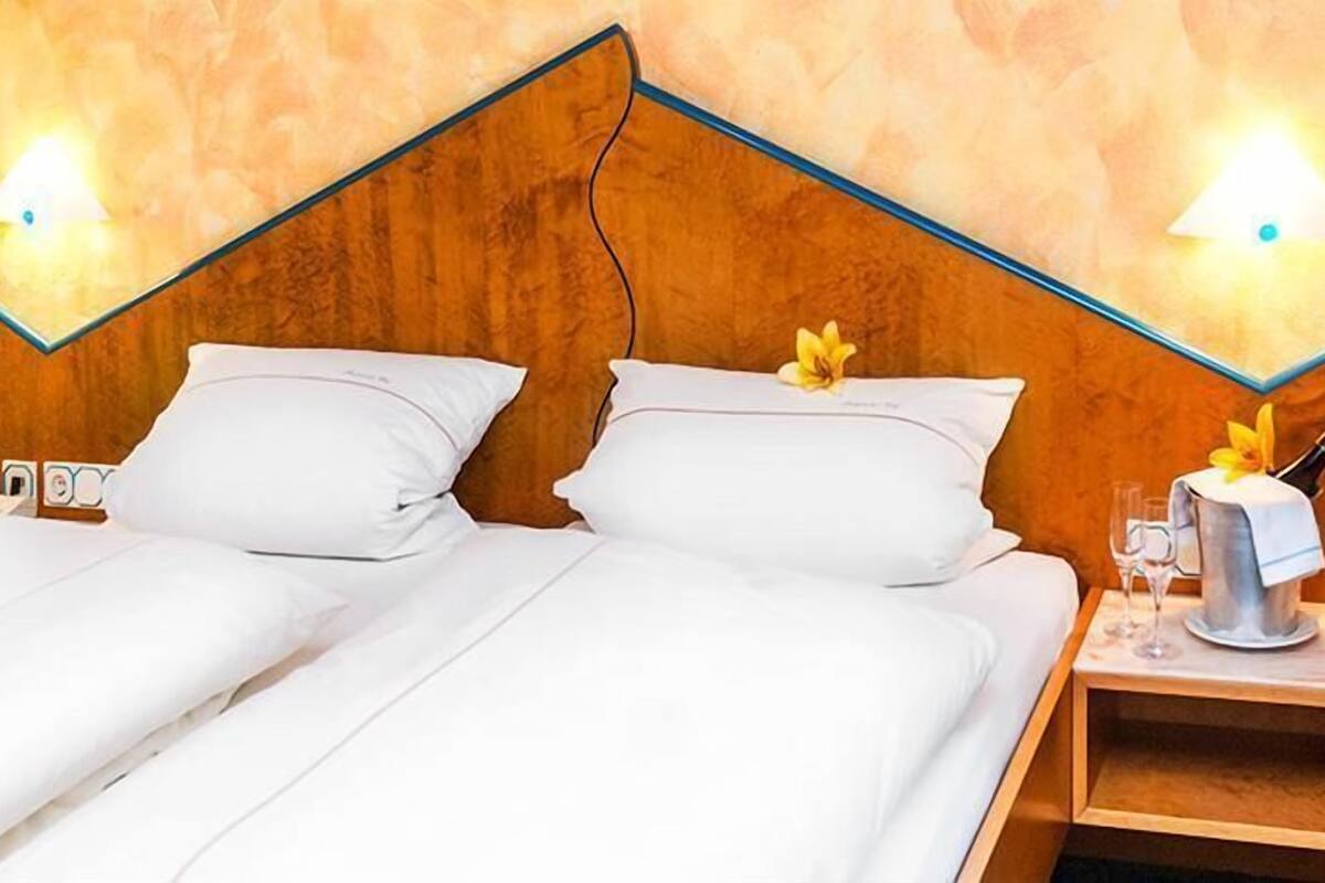 Driepersoonskamer | Hypoallergeen beddengoed, een bureau, gratis wifi
