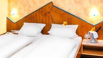 Dreibettzimmer | Allergikerbettwaren, Schreibtisch, kostenloses WLAN