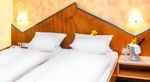 Habitación triple | Ropa de cama hipoalergénica, escritorio y wifi gratis 