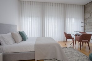 Blackout curtains, iron/ironing board, cots/infant beds, free WiFi - Liiiving In Porto - Downtown Luxury Apartment 3R (Porto)