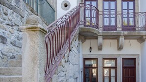 A narrow stone staircase leading to a building with a balcony. - Liiiving In Porto - Downtown Luxury Apartment 3R (Porto)