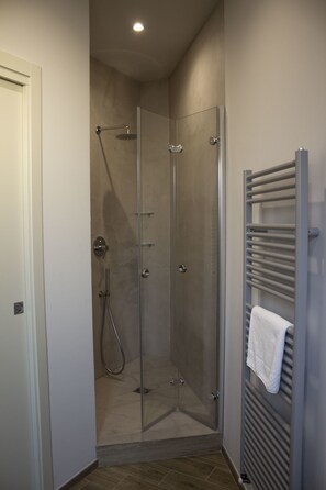 Habitación doble, balcón | Baño | Regadera, amenidades de baño gratuitas, secadora de cabello, pantuflas