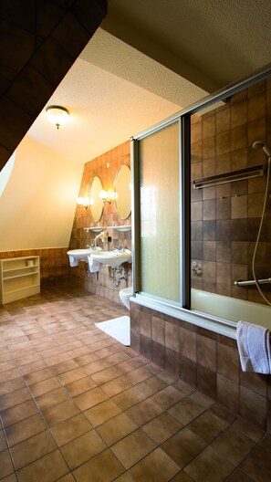Apartment (Stutzi) | Bathroom | Deep-soaking bathtub, rainfall showerhead, free toiletries, hair dryer