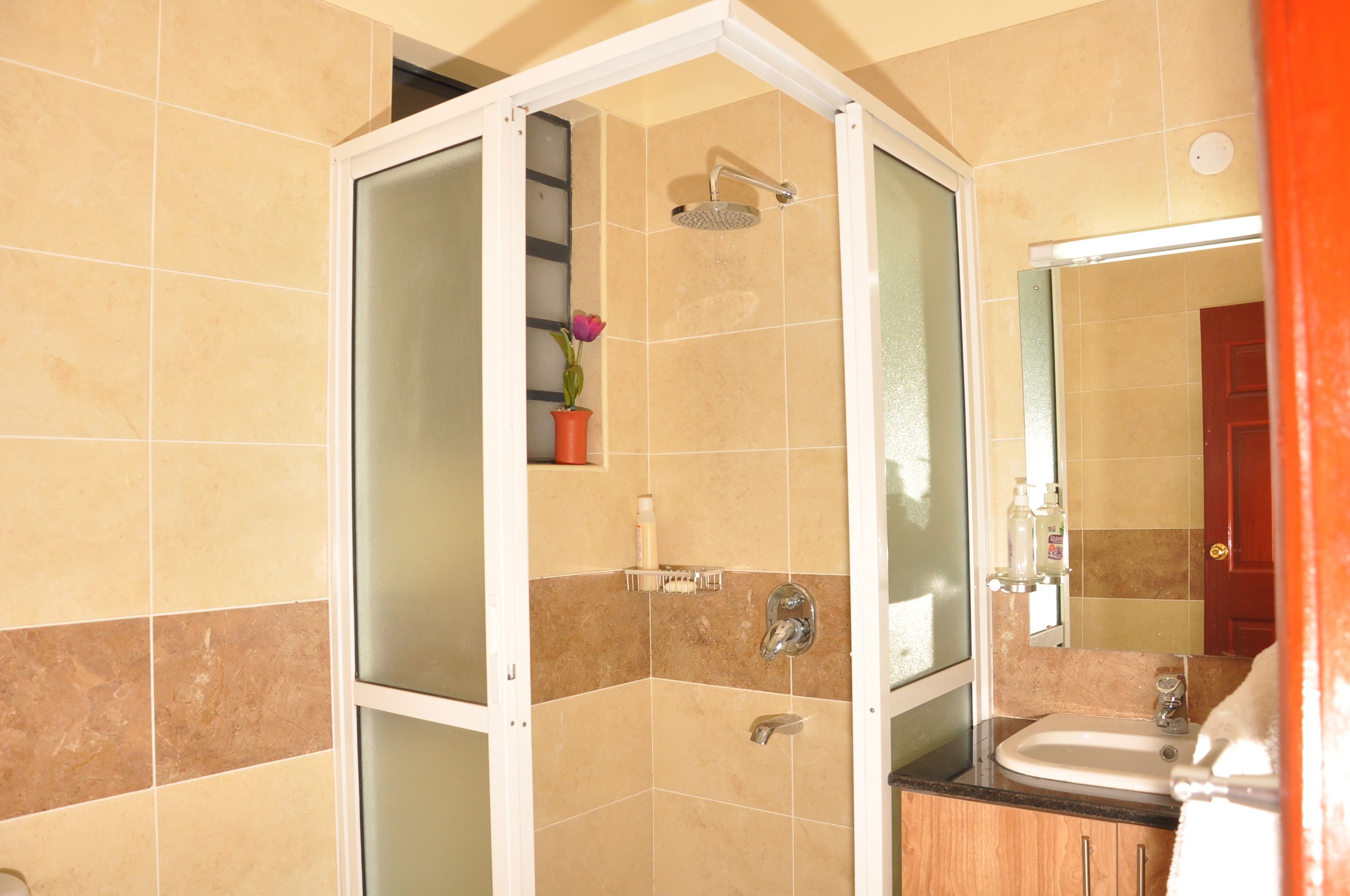Apartamento Confort, 1 cama de matrimonio, no fumadores | Ducha del cuarto de baño
