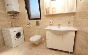 Apartamento Confort, 2 habitaciones | Baño | Ducha, secador de pelo y toallas