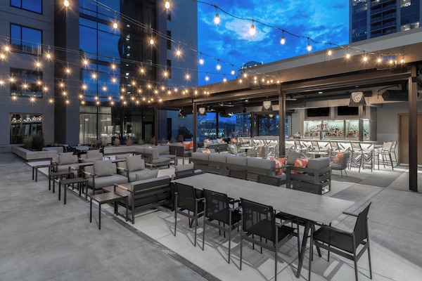 2 bars/lounges, rooftop bar