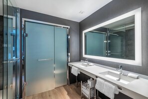 Free toiletries, hair dryer, bathrobes, towels - AC Hotel by Marriott Atlanta Midtown (Atlanta)