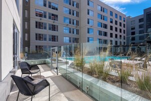 高档床上用品、羽绒被、客房内保险箱、办公桌