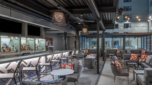Un área de bar moderna con asientos y mostrador.