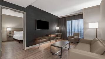 Suite, 1 Bedroom, Accessible Bathtub (High Floor) | Living room