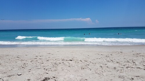 Nestled between the BEACH & BANKS CHANNEL- walk to PIER, RESTAURANTS & GROCERY!