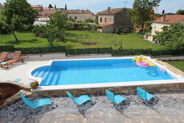 Piscina externa sazonal, espreguiçadeiras