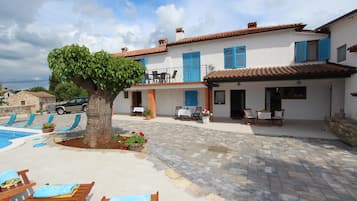 Seasonal outdoor pool, sun loungers