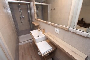 Estudio | Baño | Ducha, secador de pelo y toallas
