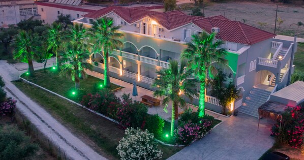 Façade de l’hébergement - soirée/nuit