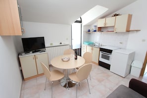 Apartment, 1 Schlafzimmer, Balkon | Eigene Küche | Kühlschrank, Herdplatte, Wasserkocher mit Kaffee-/Teezubehör