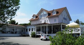 Vista frontal de la propiedad