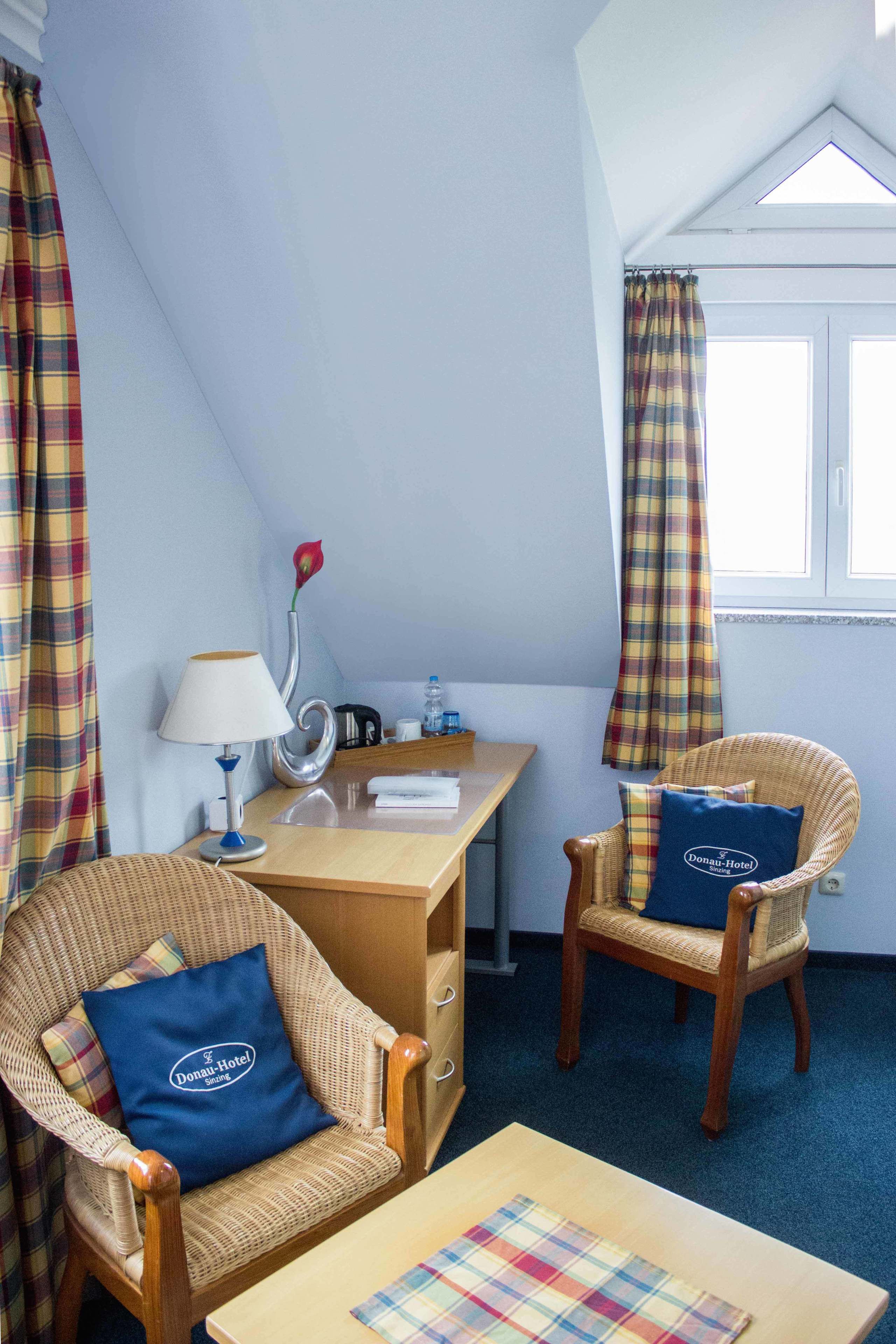 Comfort-Einzelzimmer | Wohnbereich | 32-Zoll-Flachbildfernseher mit Satellitenempfang, Fernseher