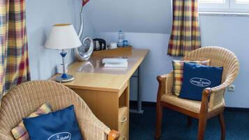 Comfort-Einzelzimmer | Wohnbereich | 32-Zoll-Flachbildfernseher mit Satellitenempfang, Fernseher