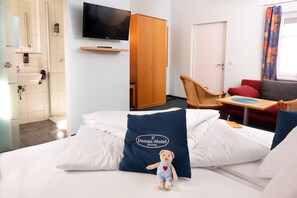 ستائر تعتيم وتجهيزات عازلة للصوت وواي فاي مجانًا وملاءات أسرّة