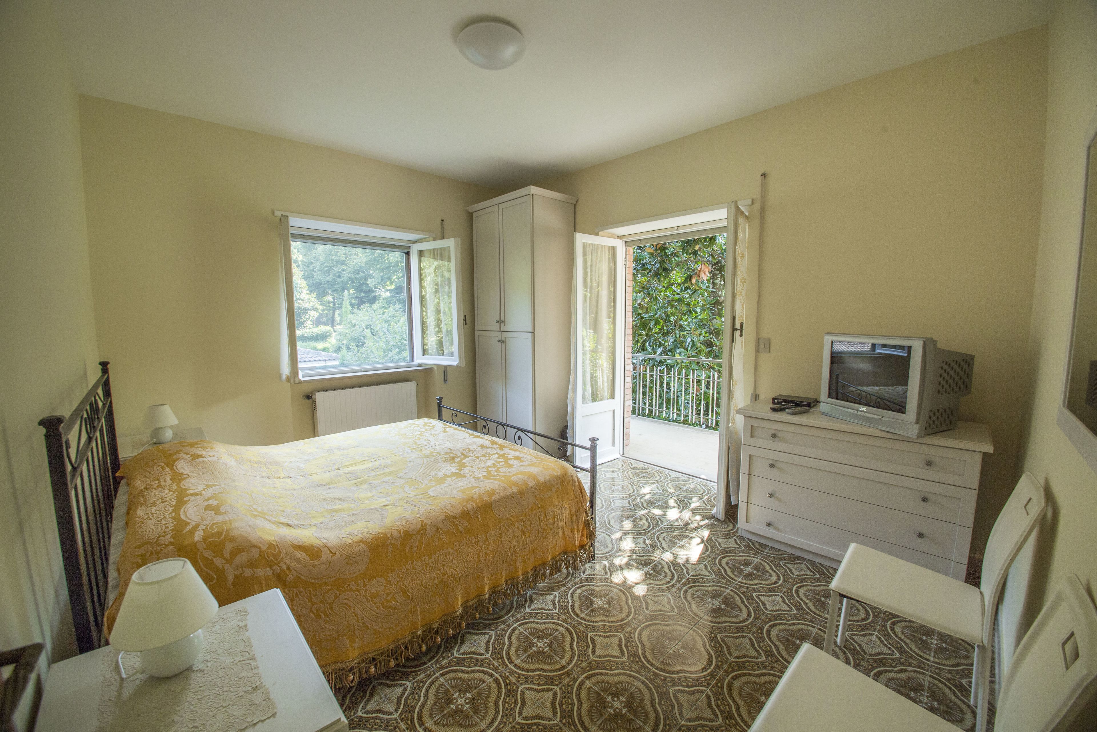 Dobbeltrom | Sengetøy av topp kvalitet, skrivebord og ekstrasenger (mot et tillegg)