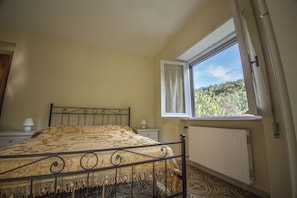 Double Room | Premium bedding, desk, rollaway beds, free WiFi - Residenzadelia (Ronciglione)