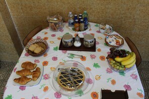 Free daily local cuisine breakfast - Residenzadelia (Ronciglione)