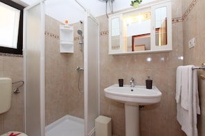 Double Room with Terrrace | Bathroom | Shower, hair dryer, towels - Guests House Lea (Rovinj)
