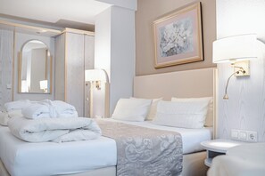 Double Room | Minibar, in-room safe, desk, iron/ironing board - Park Hotel Sletz Giessen (Giessen)