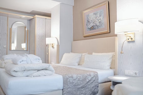 Double Room | Minibar, in-room safe, desk, iron/ironing board