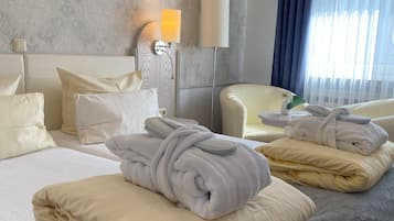 Phòng đôi | Minibar, két bảo mật tại phòng, bàn, bàn ủi/dụng cụ ủi quần áo