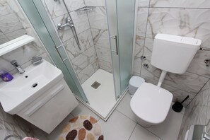 Habitación doble | Baño | Secadora de cabello y toallas 