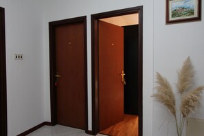 Habitación doble | Tabla de planchar con plancha, wifi gratis y ropa de cama