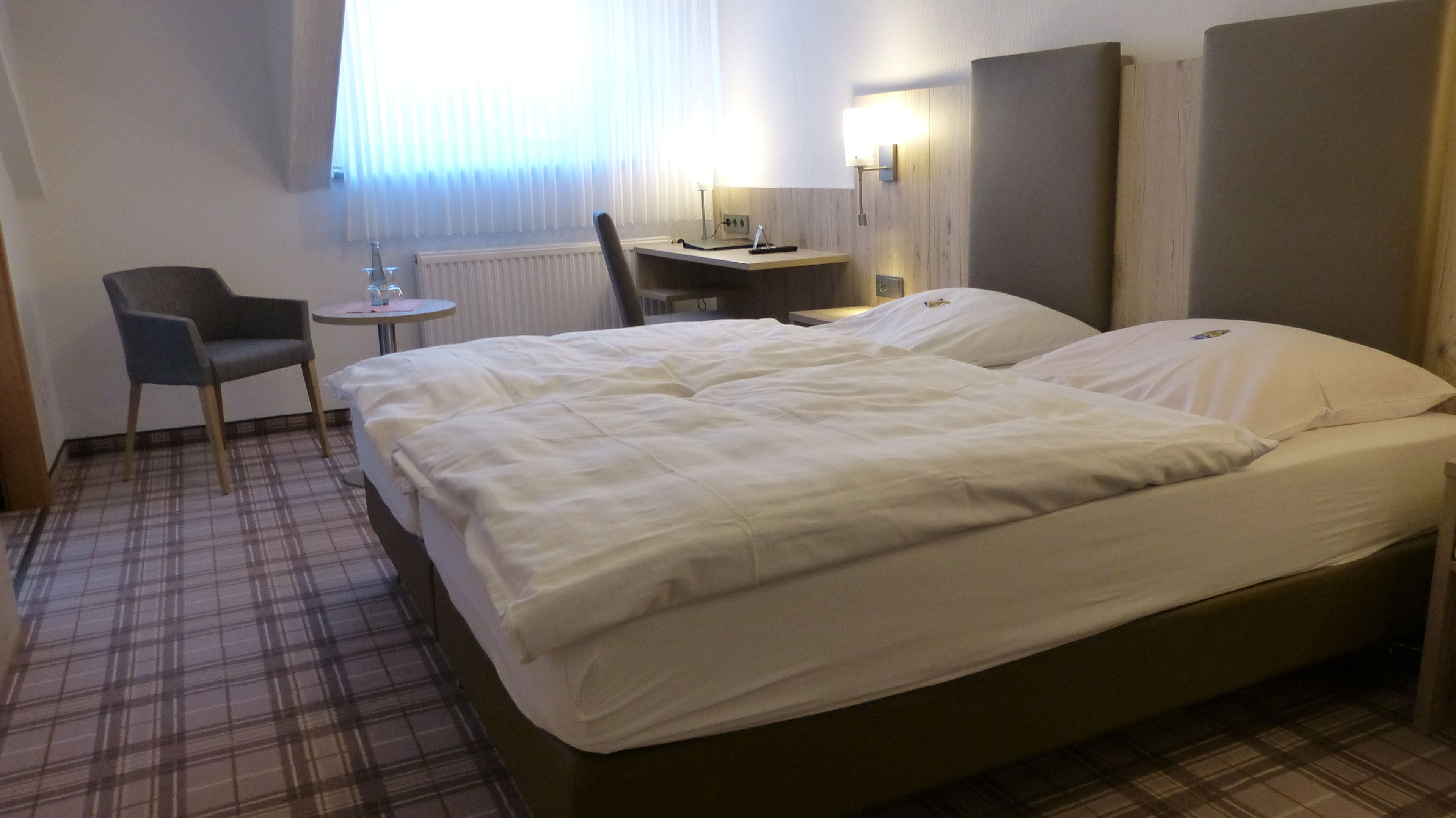 مكتب وستائر تعتيم وواي فاي مجانًا