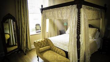 Townhouse Mewah, Beberapa Tempat Tidur | Tirai kedap cahaya, setrika/meja setrika, dan Wi-Fi gratis