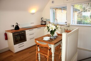 Bureau, fer et planche à repasser, draps fournis