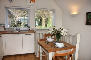 Estúdio | Escrivaninha, ferros/tábuas de passar roupa, roupa de cama