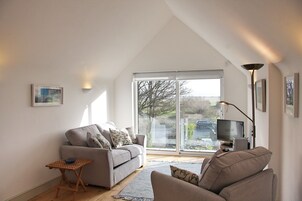 Estúdio | Escrivaninha, ferros/tábuas de passar roupa, roupa de cama