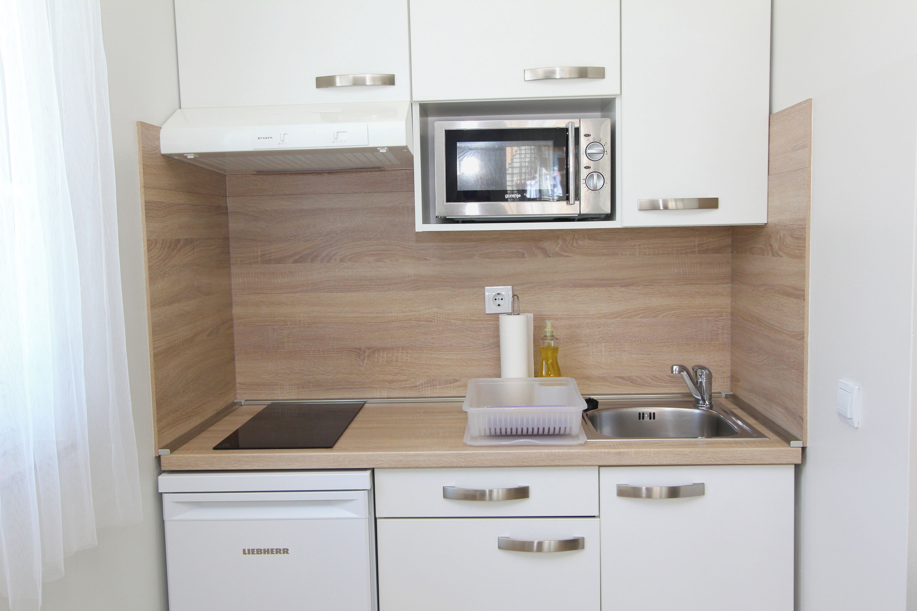 Studio - balkong (4) | Eget kök | Kylskåp, mikrovågsugn, spishäll och kaffe- och tebryggare