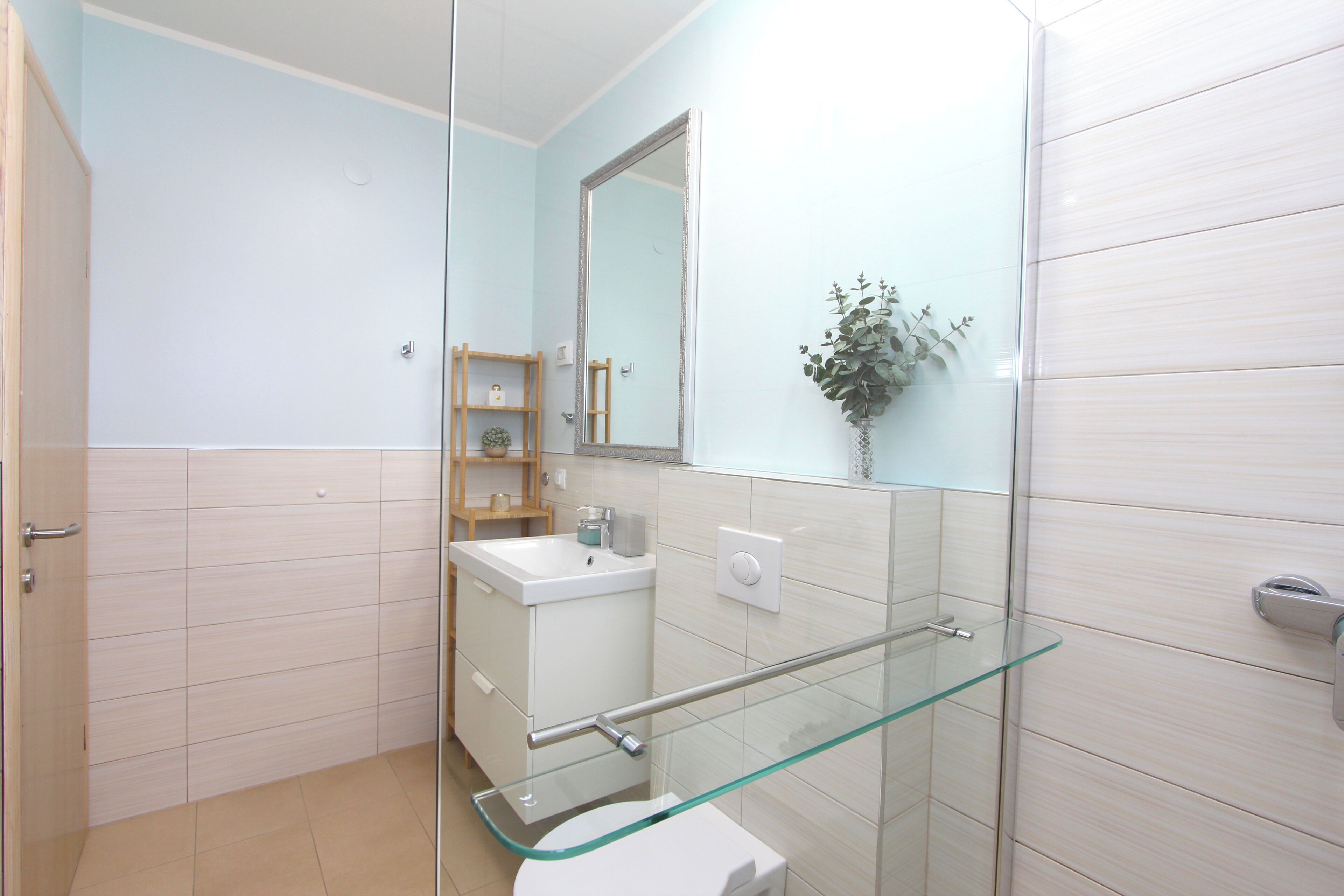 Suihku, hiustenkuivaaja, pyyhkeet