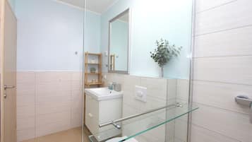 Suihku, hiustenkuivaaja, pyyhkeet